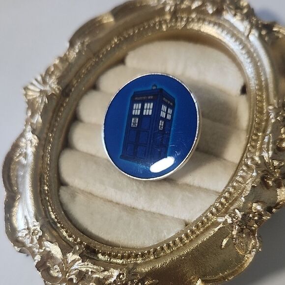 Dr Who Tardis cartoon character enamel pin badge tie lapel cap pin - Picture 2 of 3